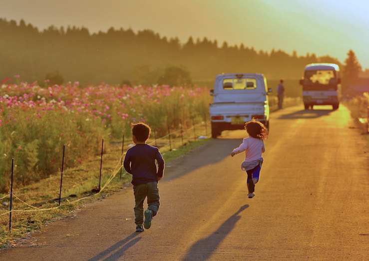 田舎の夕景と子供